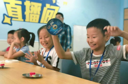 天气晴朗的小姐姐动态图,小姐姐的阳光瞬间