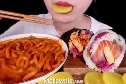 奶茶小姐姐吃寿司视频